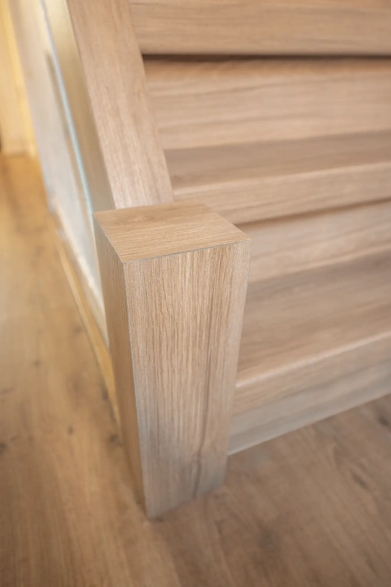 Kwart baluster afgewerkt met HPL Eiken Amalfi