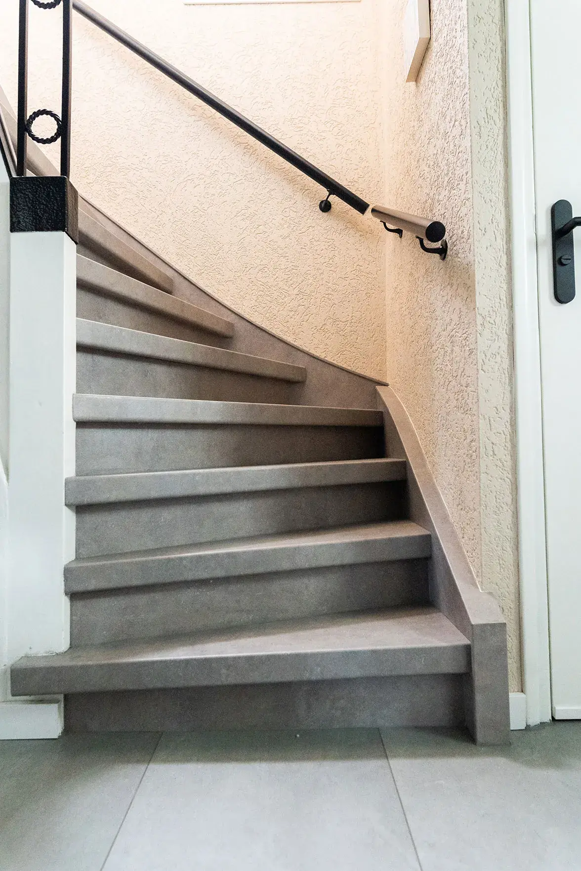 Licht betonnen traprenovatie