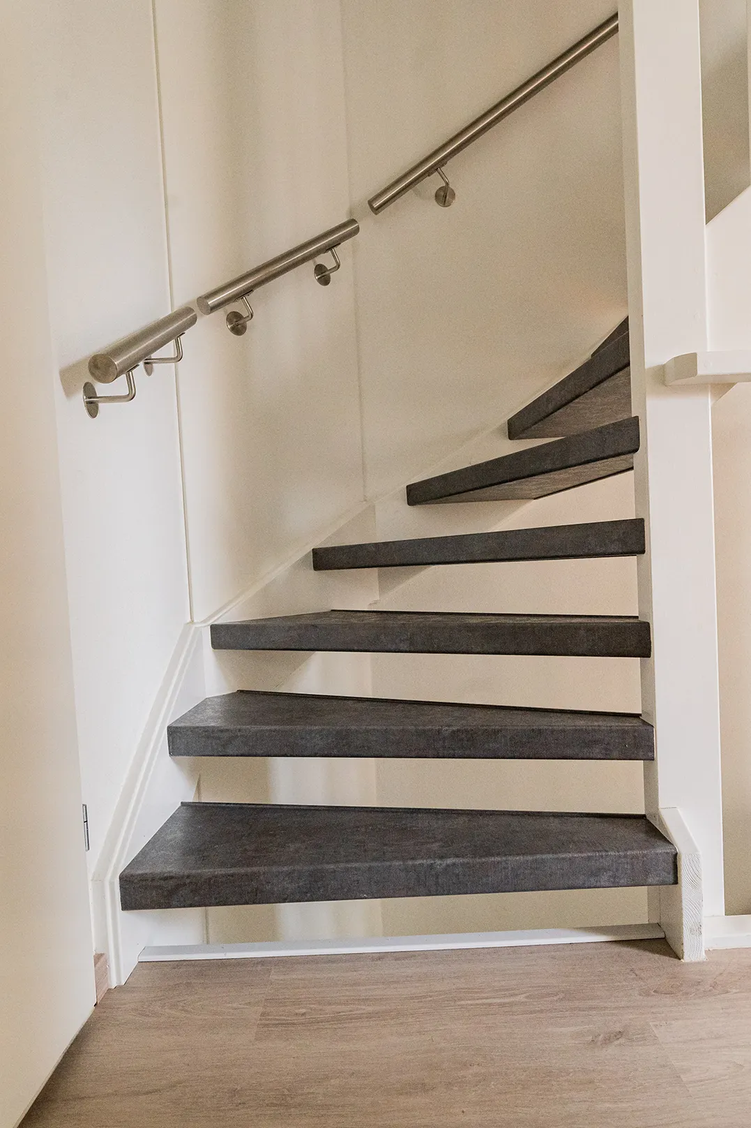 Open trap in de kleur bleusteel met design RVS leuning rond