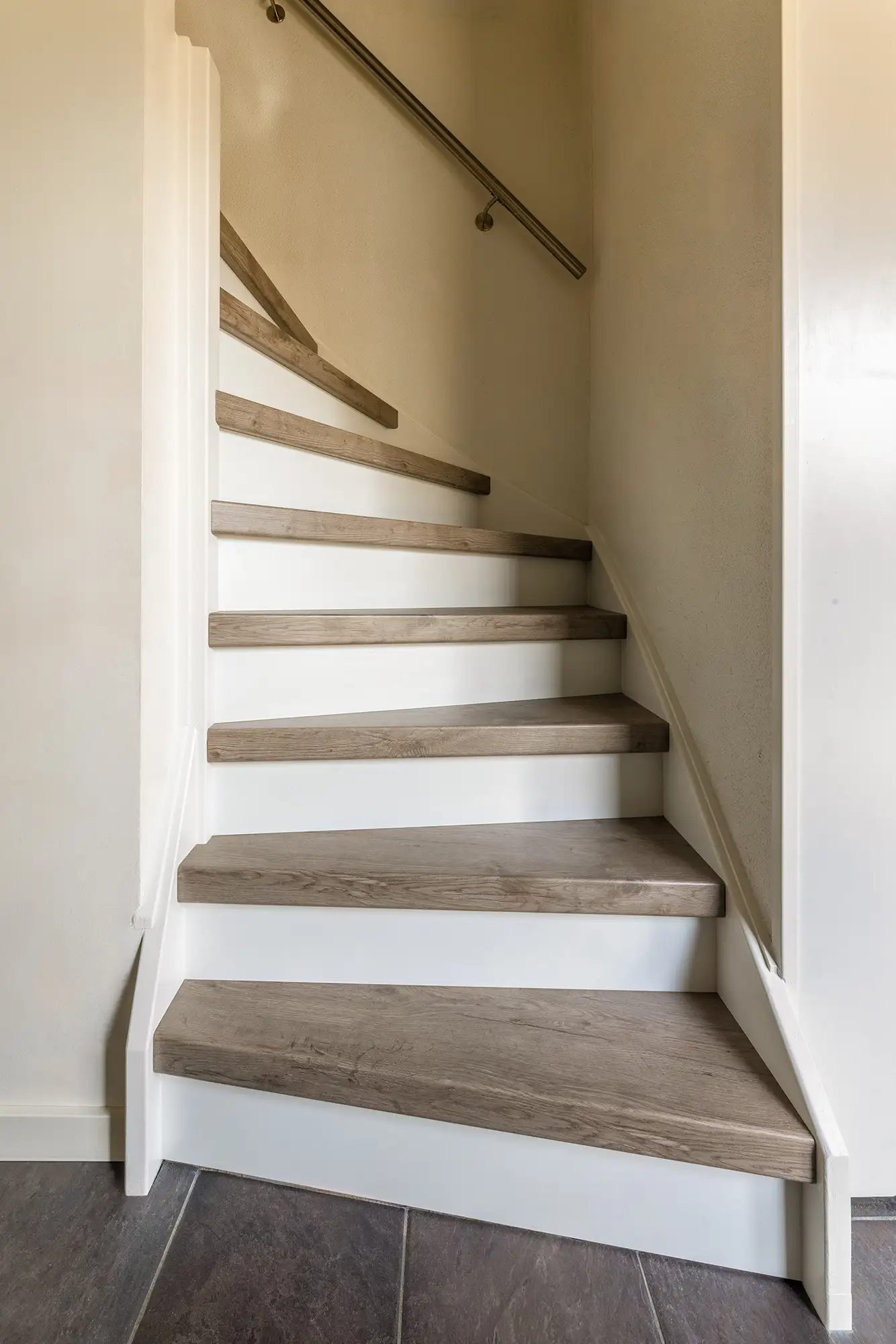 Vooraanzicht lambrisering traprenovatie